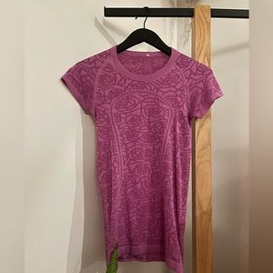 Lululemon Swiftly Tech Short Sleeve Crew: Size 4; Magenta Floral pattern